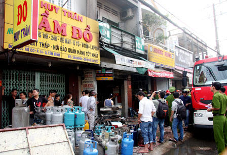 Nổ kinh hoàng tại đại lý gas, ba người nhập viện